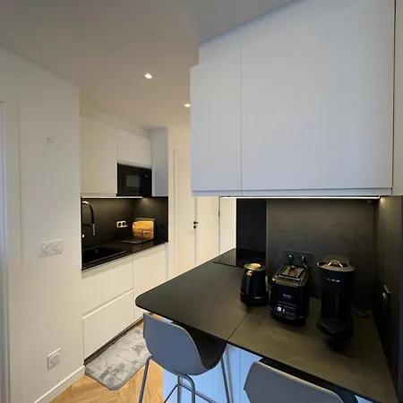 2 Bedroom Renovated In The Heart Of Apartment *