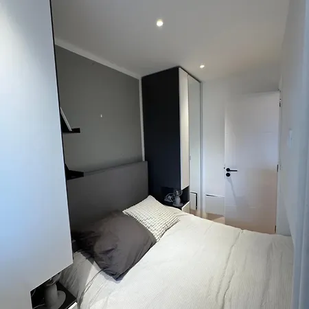 Апартаменты 2 Bedroom Renovated In The Heart Of Париж