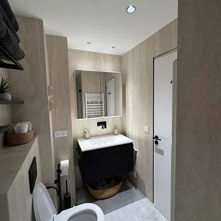 2 Bedroom Renovated In The Heart Of Apartment